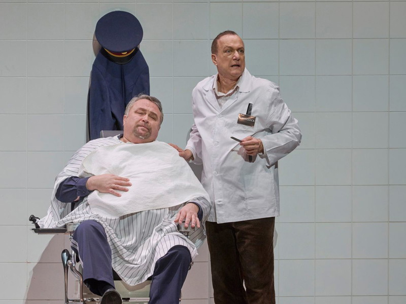 Jörg Schneider (Hauptmann, l.) und Johannes Martin Kränzle (Wozzeck).