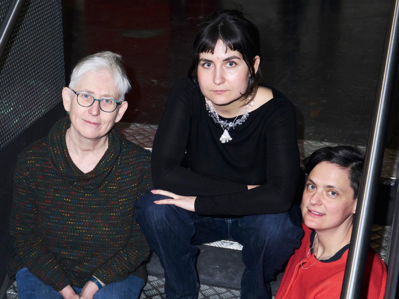 Rebekah Wild, Magdalena Knor und Anna Manzano am Lusterboden im Burgtheater.