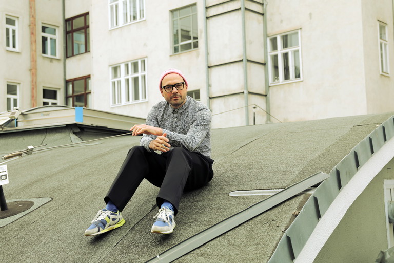 Tobias Schuster ist seit 2025 zurück
in Wien als Leitender
Dramaturg am
Volkstheater.