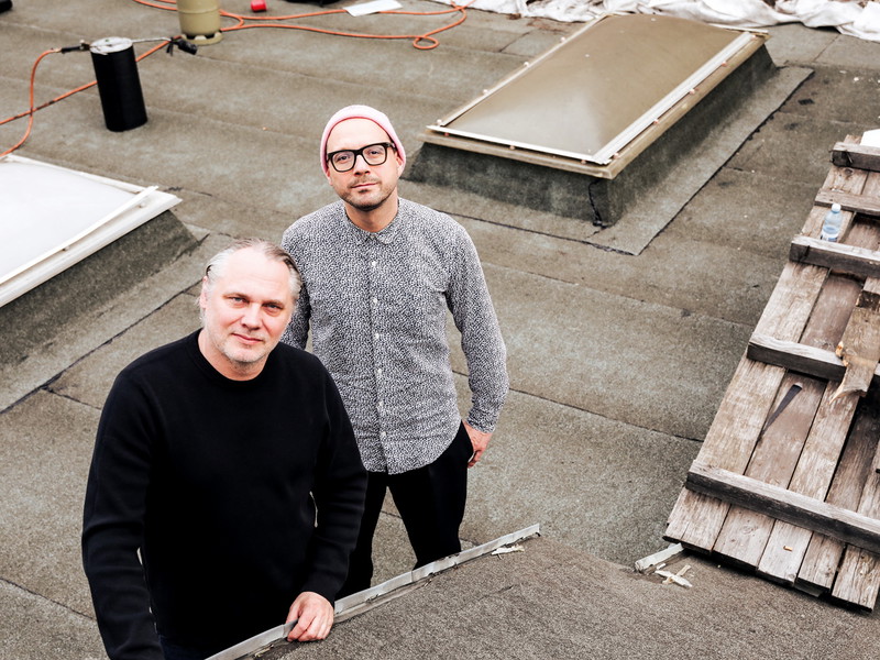 Mattias Andersson und Tobias Schuster auf dem Dach der Volkstheater-Probebühne.
