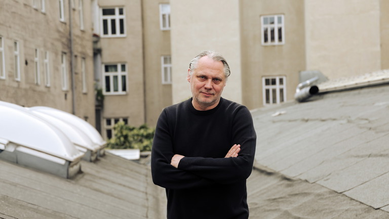 Es geht uns nicht um die
großen, zentralen Mythen, auf die sich alle geeinigt haben, sondern um jene des alltäglichen Lebens.
– Mattias Andersson, Regisseur