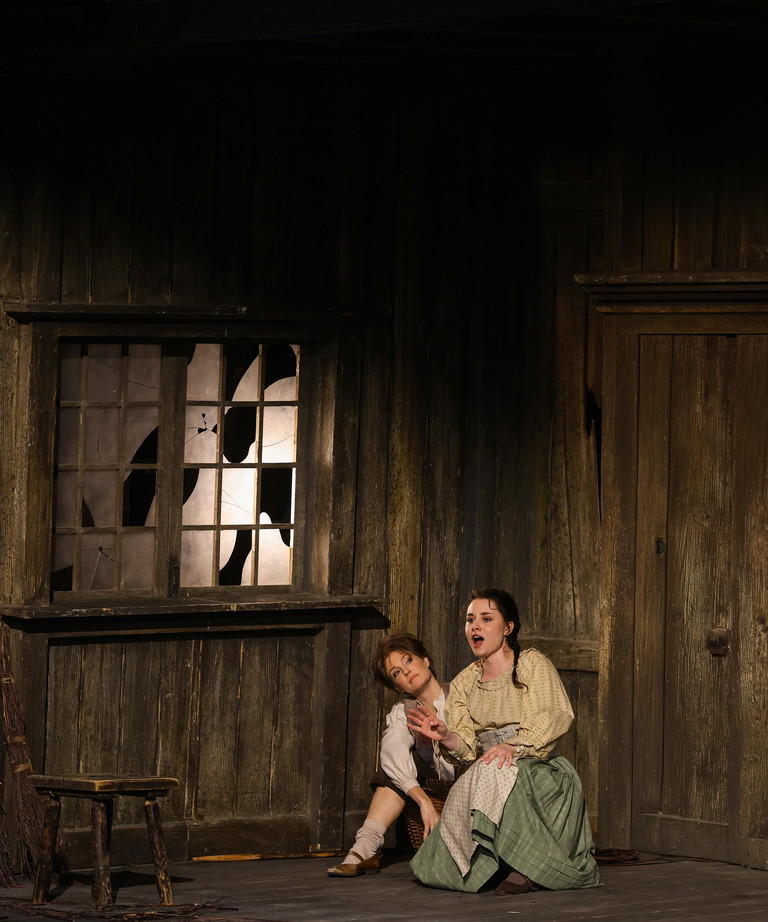 Engelbert Humperdincks Oper „Hänsel und Gretel“ mit Mira Alkhovik (r.)
als Gretel und Wallis Giunta (l.) in der Rolle des Hänsel.