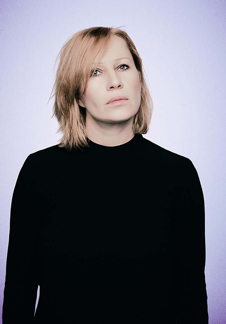 Birgit MINICHMAYR spielt John Falstaff, Dauergast im Club der Frau Flott/Kate, Juristin.