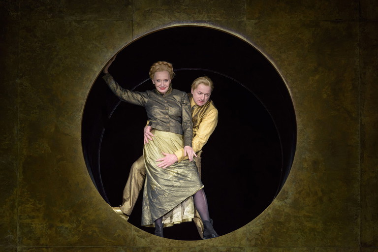 Barbara Petritsch und Markus Hering in
„jedermann (stirbt)“ von Ferdinand Schmalz.