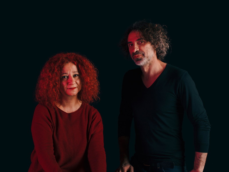 Lina Majdalanie und Rabih Mroué: „Wir spielen gerne mit Realität und Fiktion. Nicht um das Publikum auf die Schaufel zu nehmen, sondern um zu zeigen, dass es kein vollkommen objektives Narrativ gibt.“ 