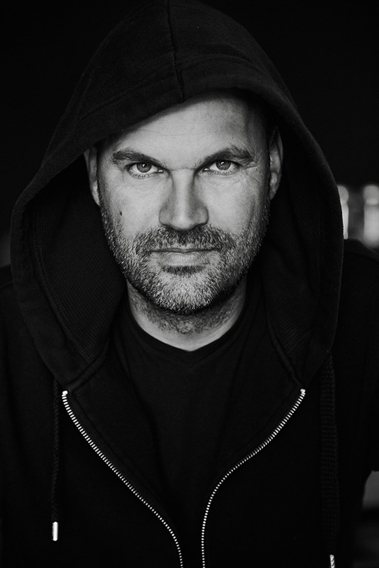 DER REGISSEUR
Nicolas STEMANN ist Theater- und Opernregisseur und war mit seinen Inszenierungen
schon mehrmals zum
Theatertreffen eingeladen. Er hat bereits
eine Vielzahl an Jelinek-
Uraufführungen auf die
Bühne gebracht.