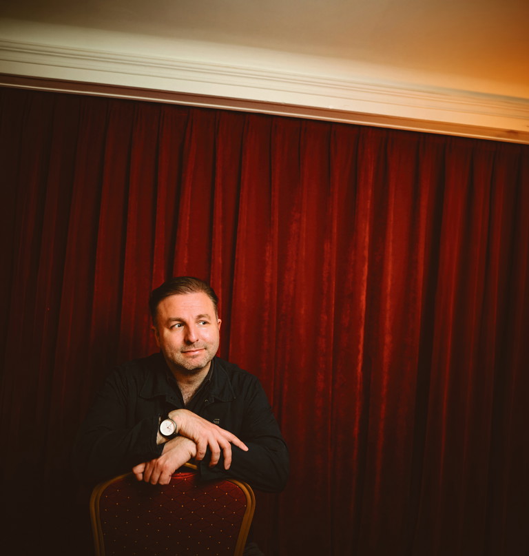 Jan Philipp Gloger, 44
ist seit der Spielzeit 2025/26 Direktor des Volkstheaters. Er inszenierte u. a. an der Schaubühne Berlin, am Residenztheater und am
Düsseldorfer Schauspielhaus, in London, Bayreuth, Zürich sowie Frankfurt und war zuletzt Schauspieldirektor in Nürnberg. Gloger kann Oper, Operette und Schauspiel und er brachte Werke, u. a. von Elfriede Jelinek, Philipp Löhle und Ayad Akhtar, zur Ur- oder Erstaufführung.