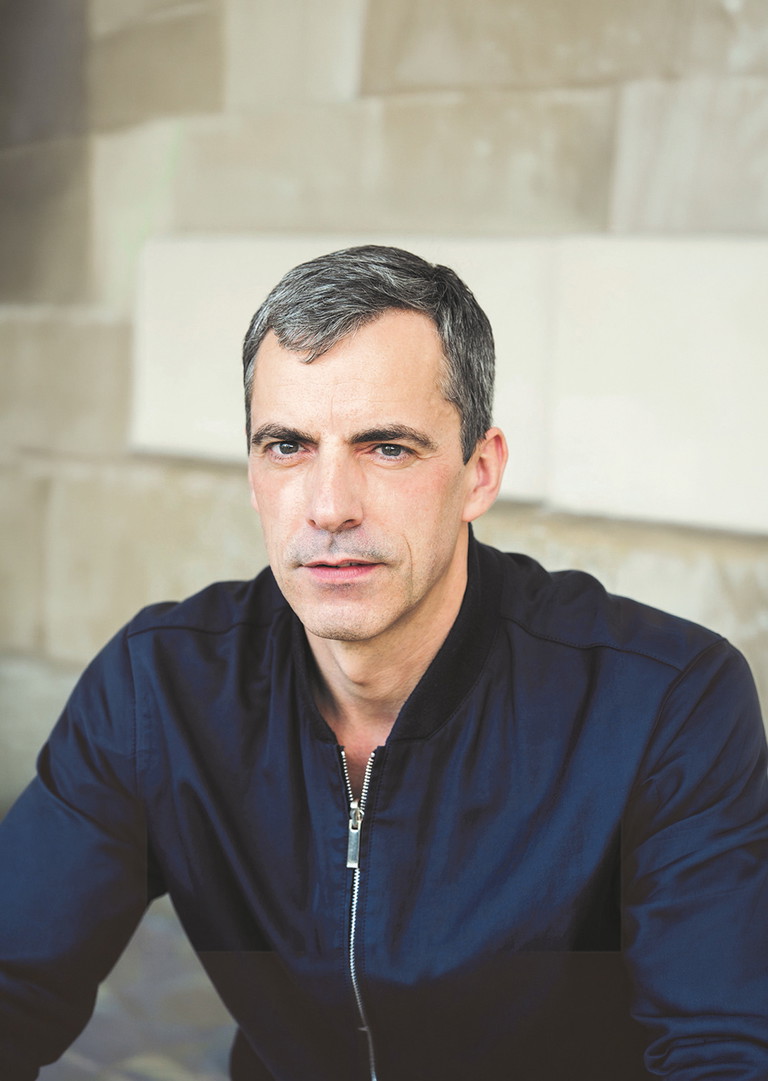 Bühnenbildner Christian Schmidt erfand eine Architektur, in der sich Räume aneinanderreihen und auf einer Drehbühne nahezu filmische Effekte entstehen.