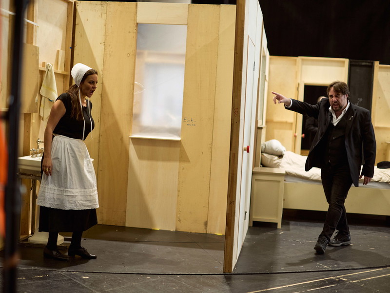 Joyce El-Khoury (Lina) und Luciano Ganci (Stiffelio) in Probekostümen auf der Probebühne.