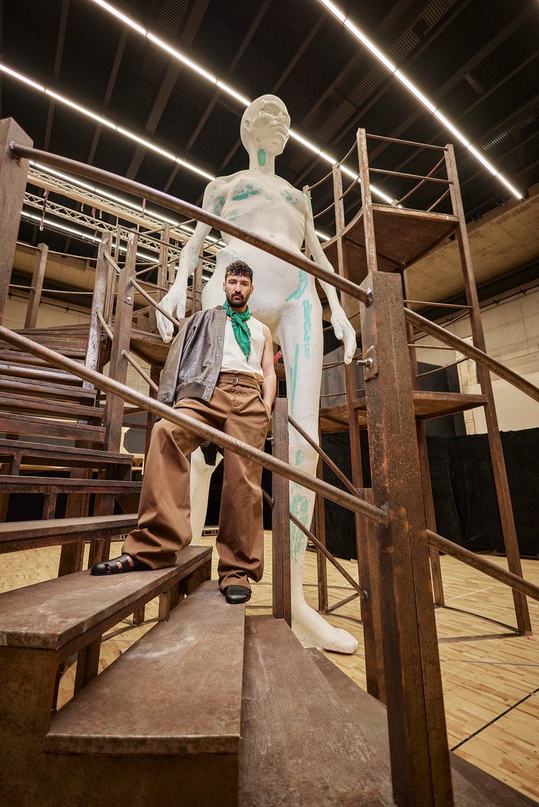 Die Statue, die während der Oper live angezogene wird, ist ein anorektisches Symbol für die Welt der Mode. Knapp 30 Treppen führen hinauf.