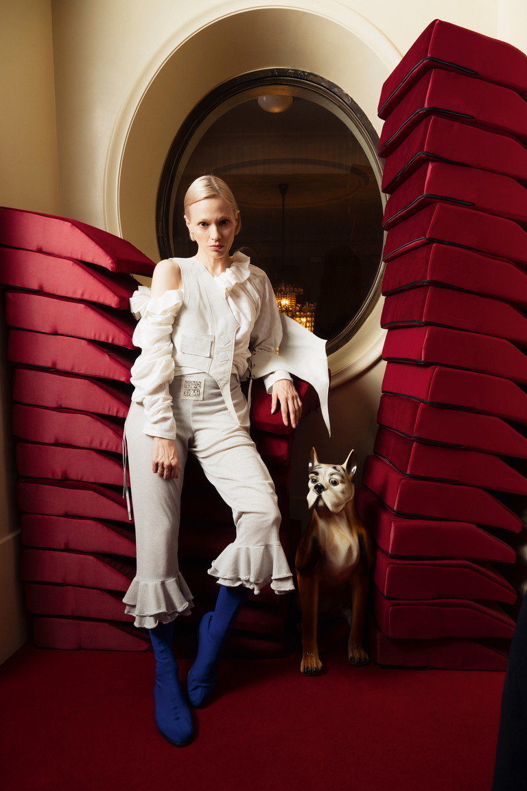 Mavie HÖRBIGER gehört seit der Spielzeit 2011/12 zum Ensemble der BURG, wo sie gerade auch in „Peer Gynt“, „Burgtheater“ und „Lysistrata“ zu sehen ist.
Neben ihrer Theaterarbeit steht die gebürtige Münchenerin auch regelmäßig für Film- und Fernsehproduktionen vor der Kamera.