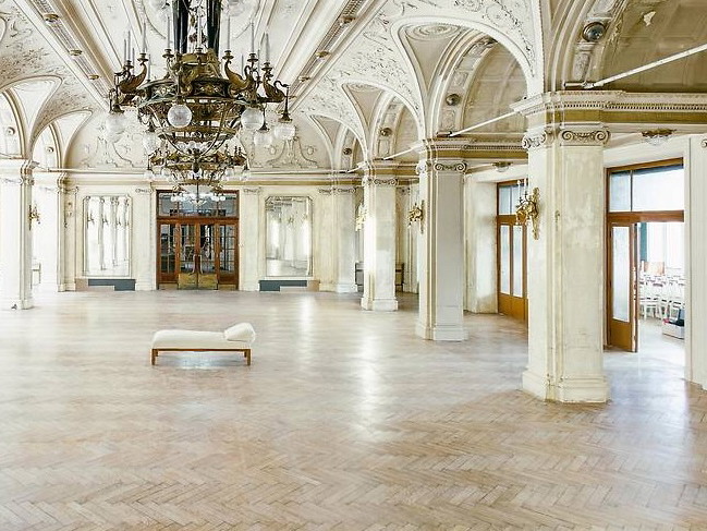 Der Speisesaal im Südbahnhotel ist einer der Spielorte von „Krieg und Frieden“.