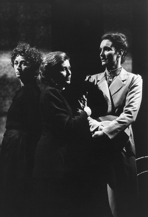 „Drei Schwestern“: Elisabeth Rath, Marianne Nentwich und
Susanne Brandt, 1986.