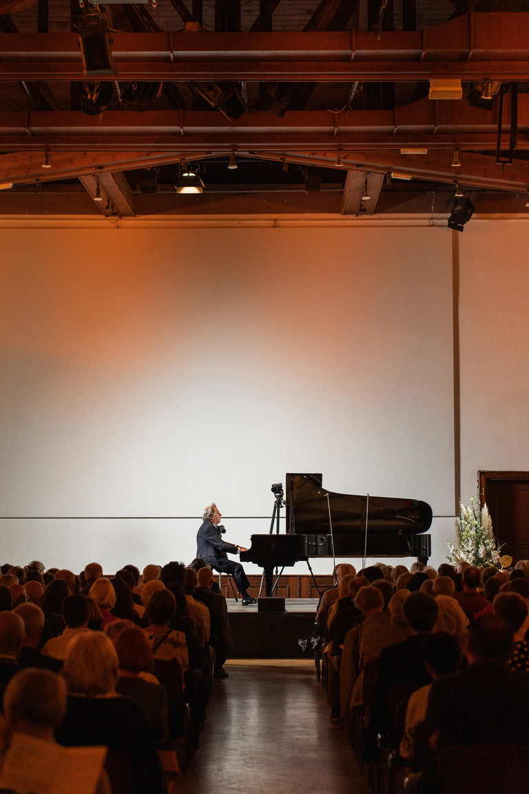 Rudolf Buchbinder am Klavier. Im BÜHNE-Gespräch sagt er: „Ich will niemanden zwingen,
unter einem Motto zu spielen. Jeder soll das spielen, was er am besten kann, womit er am
stärksten ist, womit er das Publikum wirklich erreicht. Alles andere ist oft künstlich.“