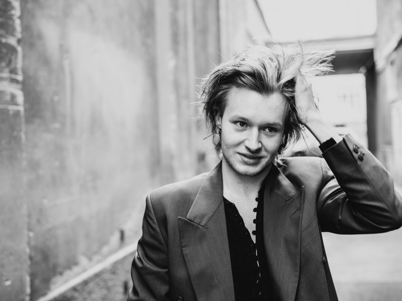 Nils ARZTMANN studierte Schauspiel am Max Reinhardt Seminar und gehört zum Ensemble des Theaters in der Josefstadt. Für seine Doppelrolle in „Das Vermächtnis“ wurde er 2025 mit einem NESTROY als „Bester Schauspieler“ ausgezeichnet. Außerdem wird er ab Herbst als Bruno Kreisky im Spielfilm „BRUNO – Der junge Kreisky“ zu sehen sein.