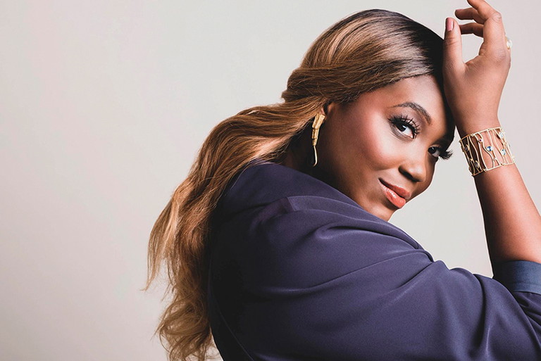 ANGEL BLUE begann ihre Laufbahn als Clara in „Porgy and Bess“. Heute reicht das breite Repertoire der
Sopranistin von Mimì, Musetta und Violetta über Aida und Tosca bis hin zu Marguerite in Gounods „Faust“.