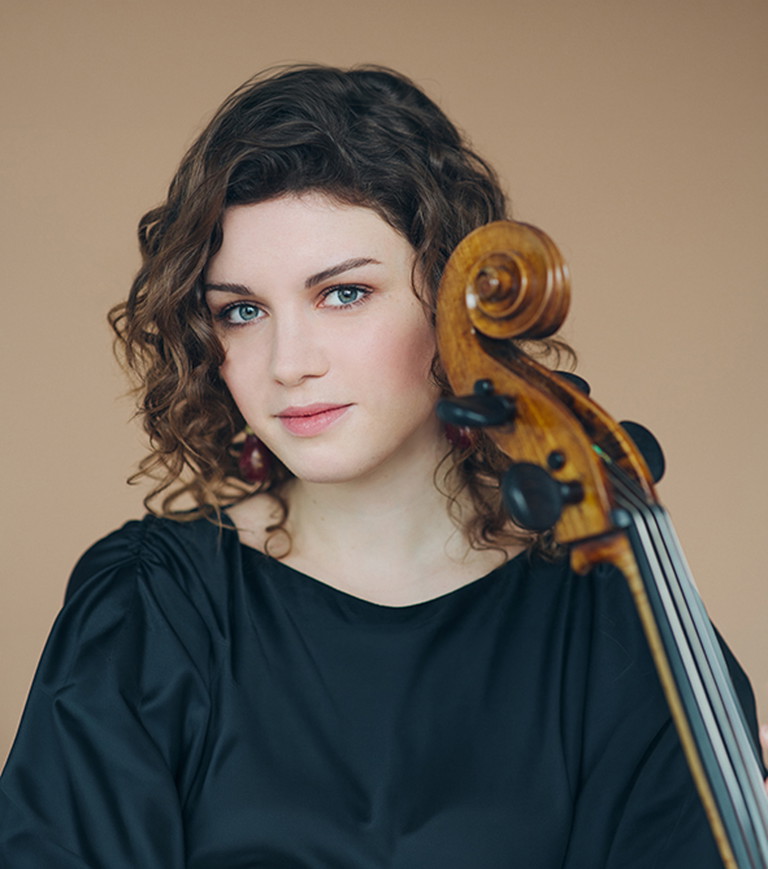 Julia HAGEN gab mit 14 Jahren ihr Konzertdebüt als Cellovirtuosin, spielt mit großen Orchestern
und kammermusikalisch mit Pianisten wie Igor Levit und hat eine Professur in Wien inne.