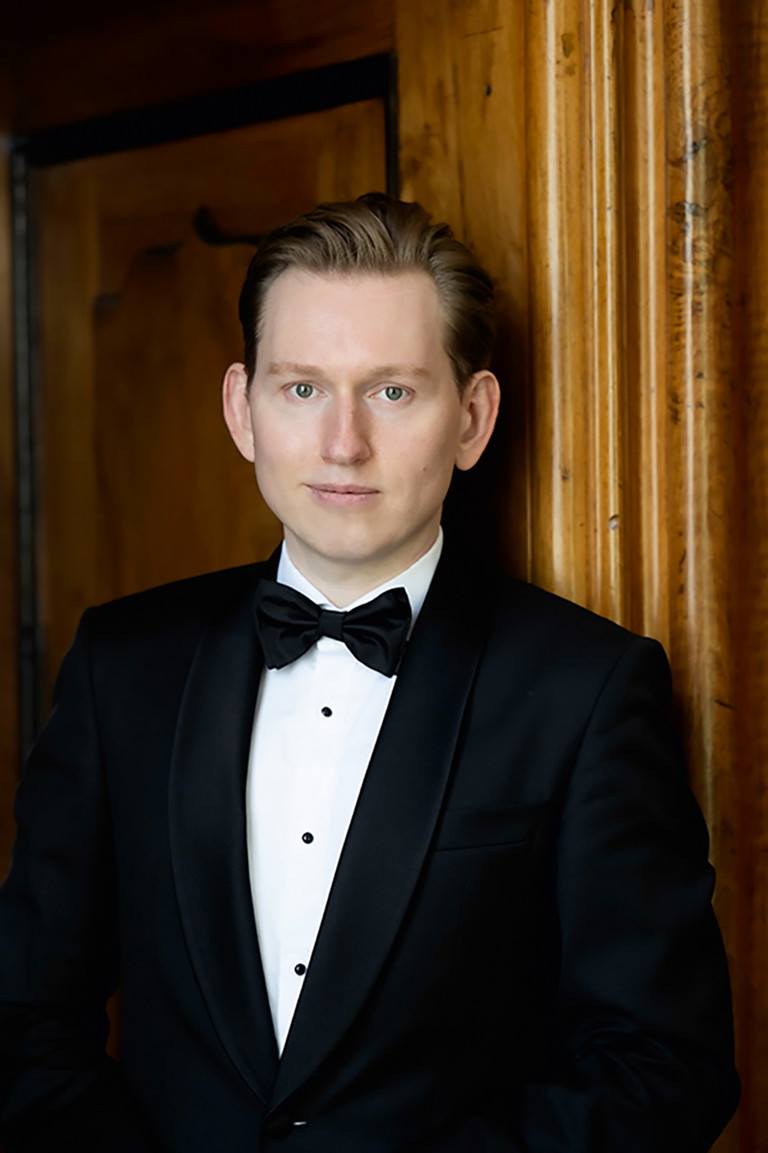 Bogdan VOLKOV zählt zu den gefragtesten lyrischen Tenören seiner Generation und tritt weltweit in den
bedeutendsten Opernhäusern und bei den namhaftesten Festivals auf.