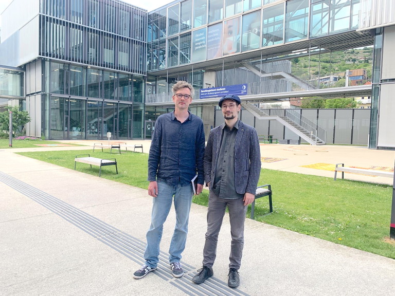 Robert Neiser und Jérôme Junod vor der Donau-Universität Krems. Gemeinsam haben sie den Studiengang „Stage Narration“ ins Leben gerufen. 