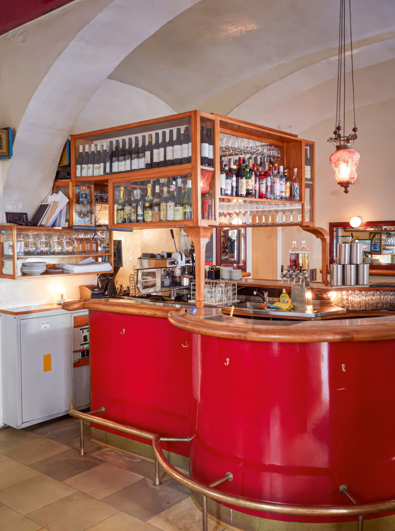 Die Bar zeichnet den Umriss des Petersplatzes in Rom nach. 