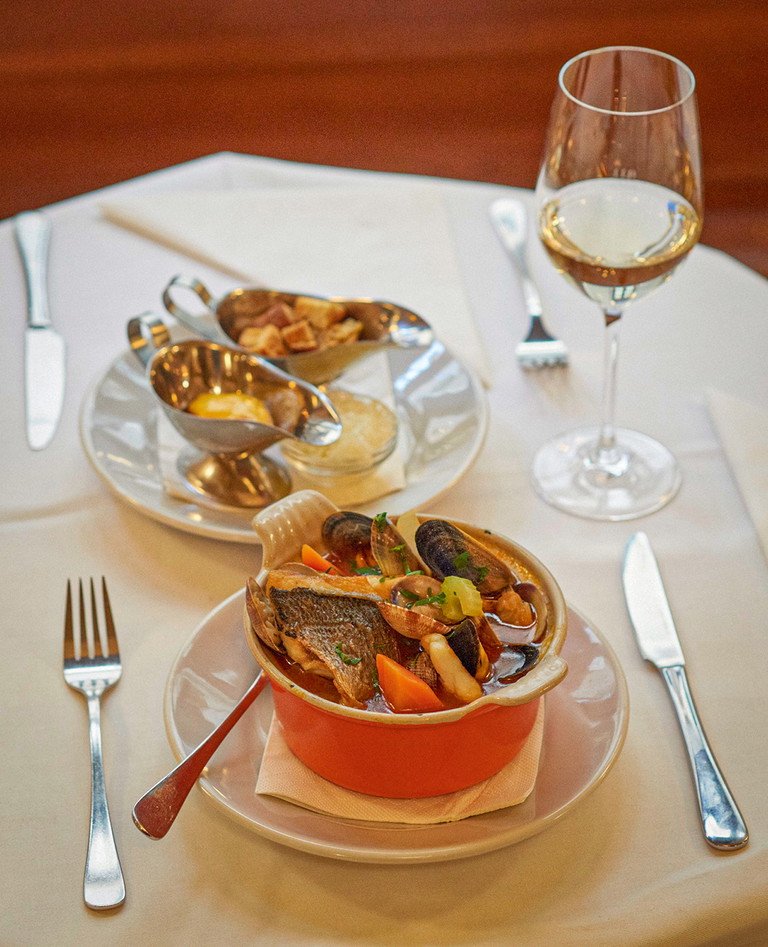 Andres Stirn in der Küche und Tibor Nemeth im Service bringen das „Salzamt“ wieder zum Funkeln – zum Beispiel mit Fischsuppe, Spargel und Salade landaise.