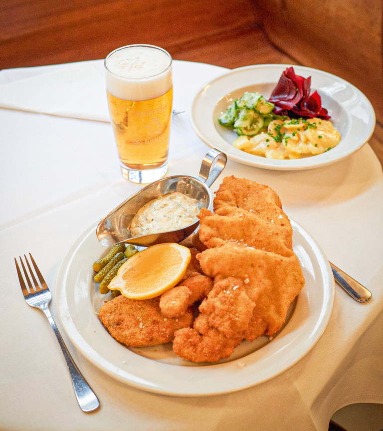 „Gemischtes Gebackenes“ mit Schnitzel, Bries, Kalbskopf und Sauce ravigote.