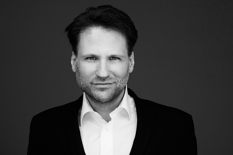 DRAMATISIERUNG:
Thomas KAHRY
feierte seinen ersten
großen Erfolg als Autor
2013 am Wiener
Burgtheater, wo sein
Musiktheaterstück
„Spatz und Engel“ über
sieben Jahre hinweg
auf dem Spielplan
stand. Für die
Vereinigten Bühnen
Wien schrieb er das
Buch zum neuen Long
Run Musical „Maria
Theresia – Das Musical“.