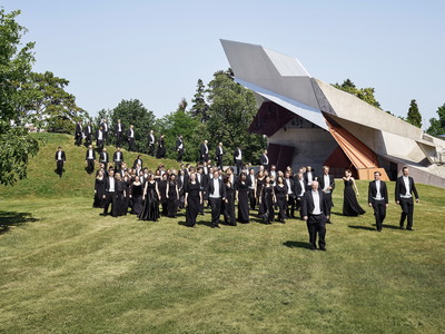 Das Tonkünstler-Orchester Niederösterreich vor der malerischen Kulisse am Wolkenturm.