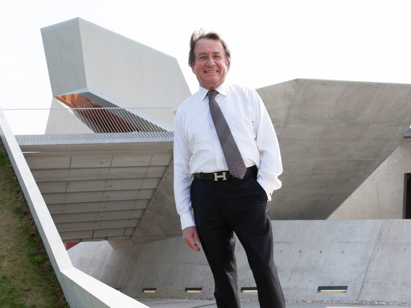 Rudolf Buchbinder vor dem Wolkenturm.