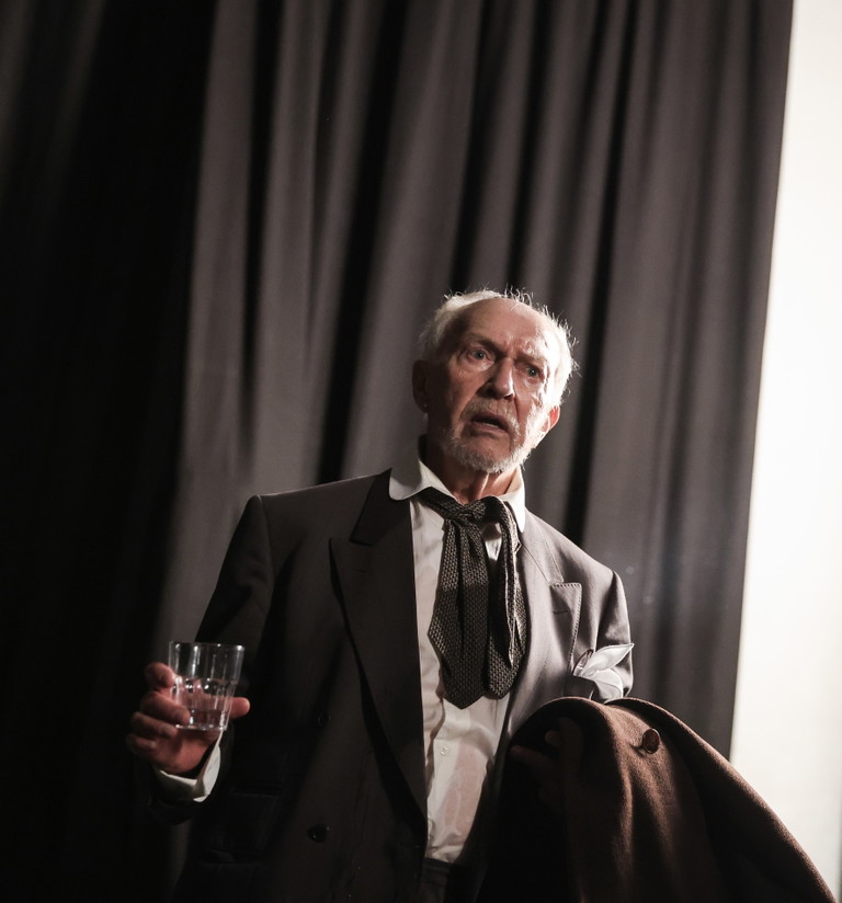 Eduard Wildner spielt Franz von Trotta, Carl Josephs Vater. 