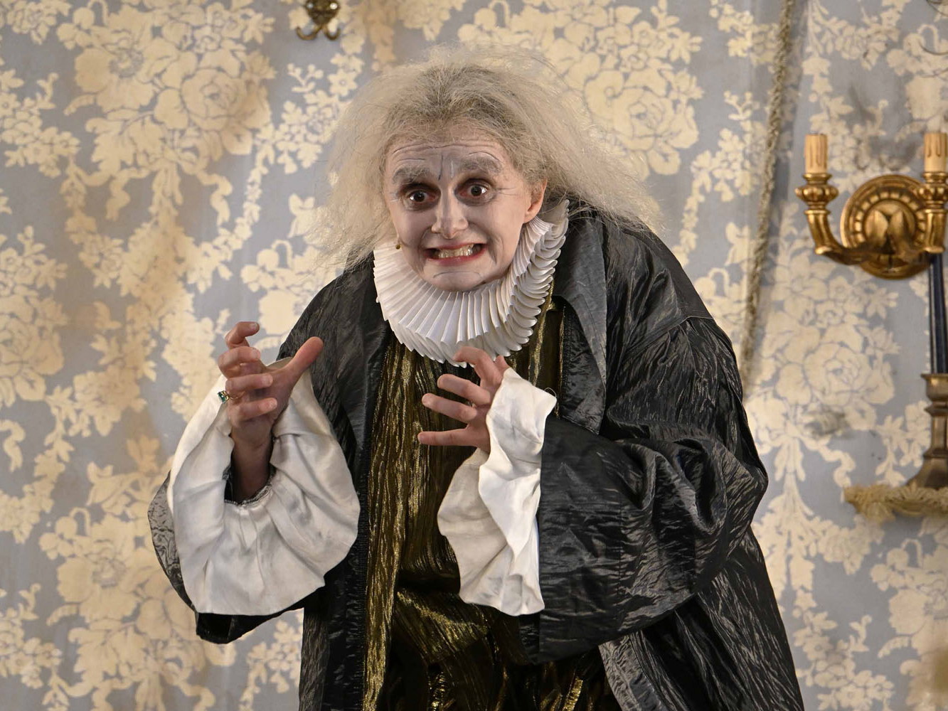 Gerti Drassl in „Der Geizige“ in Haag.