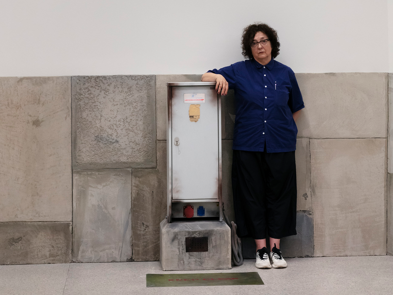 Anna Viebrock in der Ausstellung „Terminal Piece“.