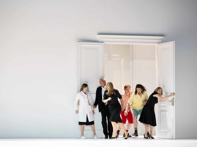 „Così fan tutte“ bei den Salzburger Festspielen. Im Bild zu sehen: Lea Desandre (Despina), Johannes Martin Kränzle (Don Alfonso), Victoria Karkacheva (Dorabella), Bogdan Volkov (Ferrando), Andrè Schuen (Guglielmo) und Elsa Dreisig (Fiordiligi).