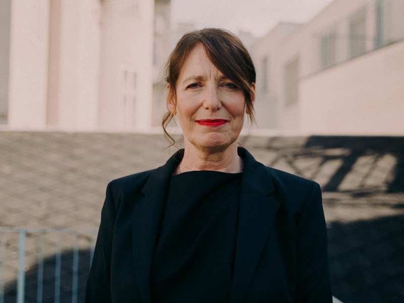 Marie Rötzer, auf dem Dach ihres Theaters.