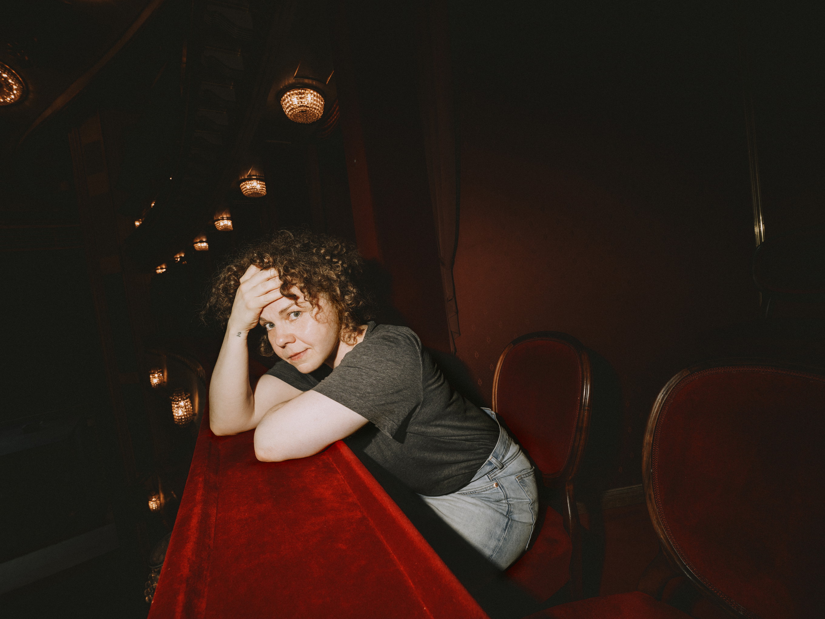 Sarah Viktoria Frick in einer Loge des Burgtheaters.
