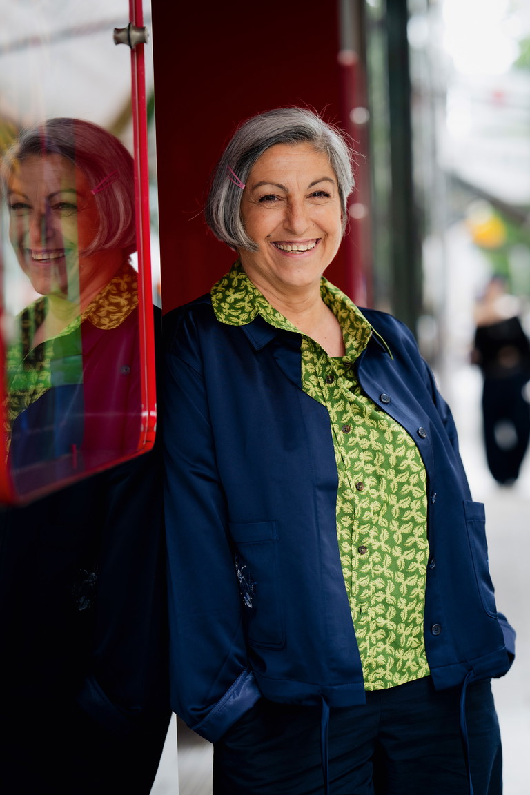 „Auf der Bühne kann man Dinge ausprobieren, Fehler machen, alles verwerfen und wieder neu beginnen. Kinder lernen dort etwas ganz Wesentliches: dass die Welt veränderbar ist.“ Aslı
KIŞLAL