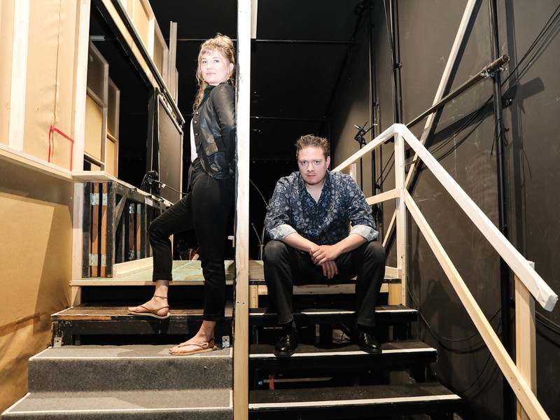 Karoline Reinke und Nicolas F. Djuren auf der Probebühne.
