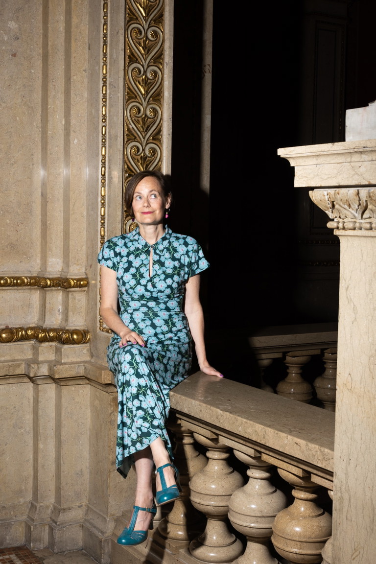 REGISSEURIN Nina Blum studierte Psychologie und Schauspiel, spielte zahlreiche Theater- und TV-Rollen, entwickelte eigene Kabarettprogramme, gründete und leitet als Intendantin den „Märchensommer“ sowie die „Sommernachtskomödie“ und arbeitet als freie Regisseurin.