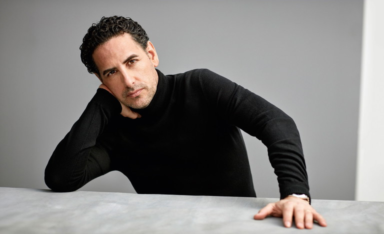 Juan Diego Flórez: Der weltbekannte Tenor kehrt in dieser Saison am 19. Dezember 2026 als Nadir in „Les pêcheurs de perles“ an die Wiener Staatsoper zurück. Ab 4. Jänner 2027 wird er wieder als „Werther“ – eine seiner favorisierten Rollen – präsent sein. Zudem gibt er am 25. Mai 2027 ein Solokonzert. 