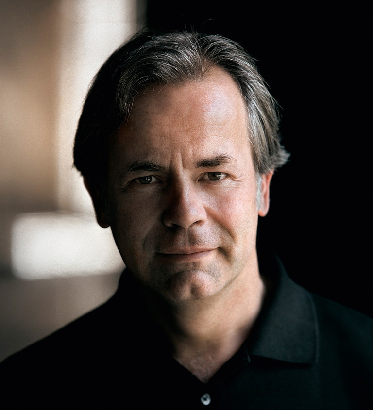 Axel Kober: Der Dirigent wird in der aktuellen Saison an der Wiener Staatsoper „Die Zauberflöte“ (ab 12. Dezember 2026), „Die Meistersinger von Nürnberg“ (ab 6. Mai 2027),„Le nozze di Figaro“ (ab 5. Juni 2027) und „Andrea Chénier“ (ab 18. Juni 2027) musikalisch leiten.