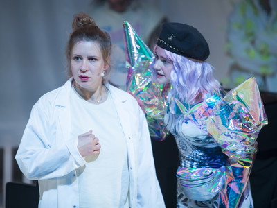 Michaela Bilgeri und Lucia Miorin in „Maria und die Fledermaus“ im Theater am Werk im Kabelwerk. 