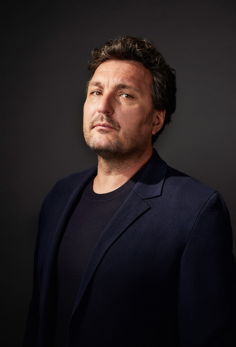 Ludovic Tézier: Längst hat sich der Bariton auch in Wien zum Publikumsliebling entwickelt. Ab 11. März 2027 wird er an der Wiener Staatsoper in vier Vorstellungen von „La Traviata“ als Giorgio Germont zu erleben sein. Unmittelbar darauf singt er ab 25. März den Amfortas in „Parsifal“.  