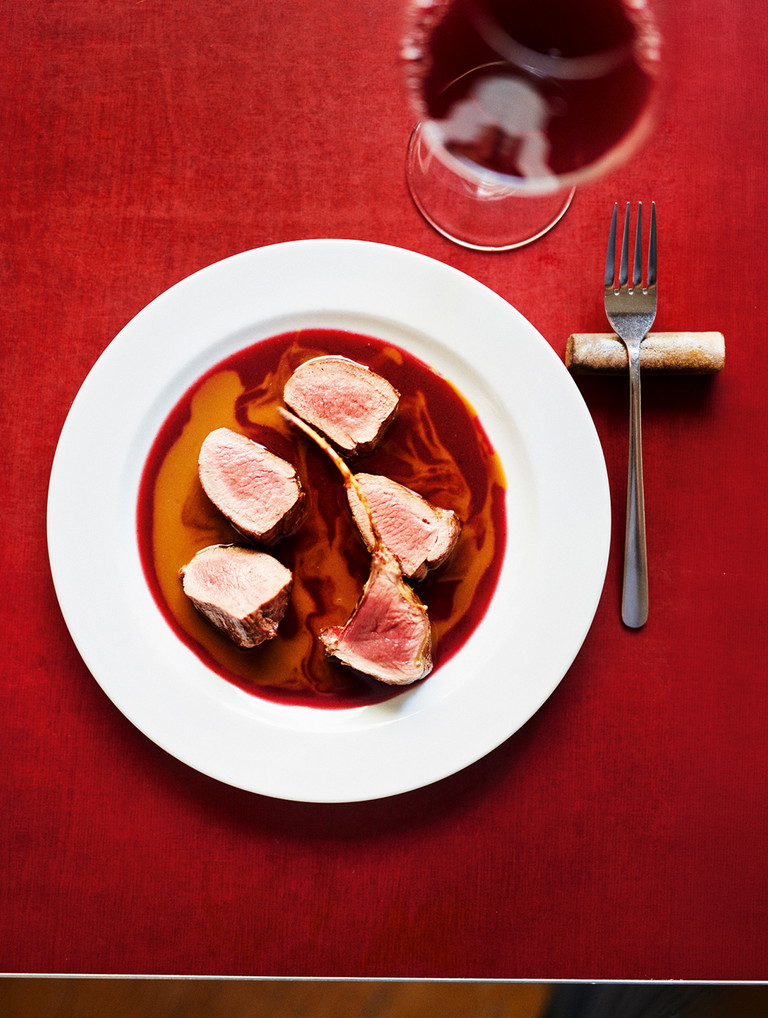 Kurz gebratenes Reh mit Heidelbeer-Gastrique.
