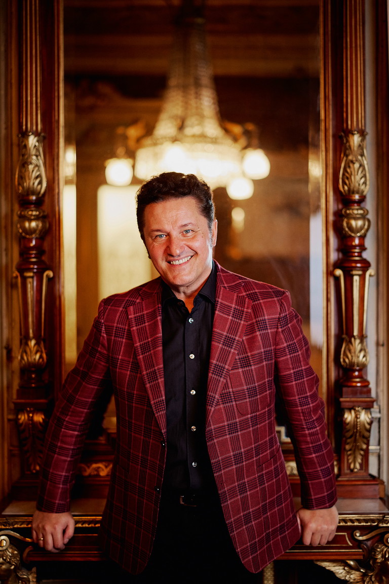 Piotr Beczała: Der Ausnahmetenor gibt in der aktuellen Spielzeit sein weltweites Debüt als Parsifal an der Wiener Staatsoper – ab 25. März 2027. Zudem kehrt er gegen Ende der Saison – ab 18. Juni 2027 – in seiner aktuellen Lieblingsrolle als Andrea Chénier zurück nach Wien. 