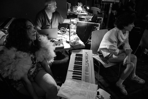 Die beiden Musikerinnen Karolina Preuschl und
Dora de Goederen sowie Christopher Uhe (Musikalischer Leiter).