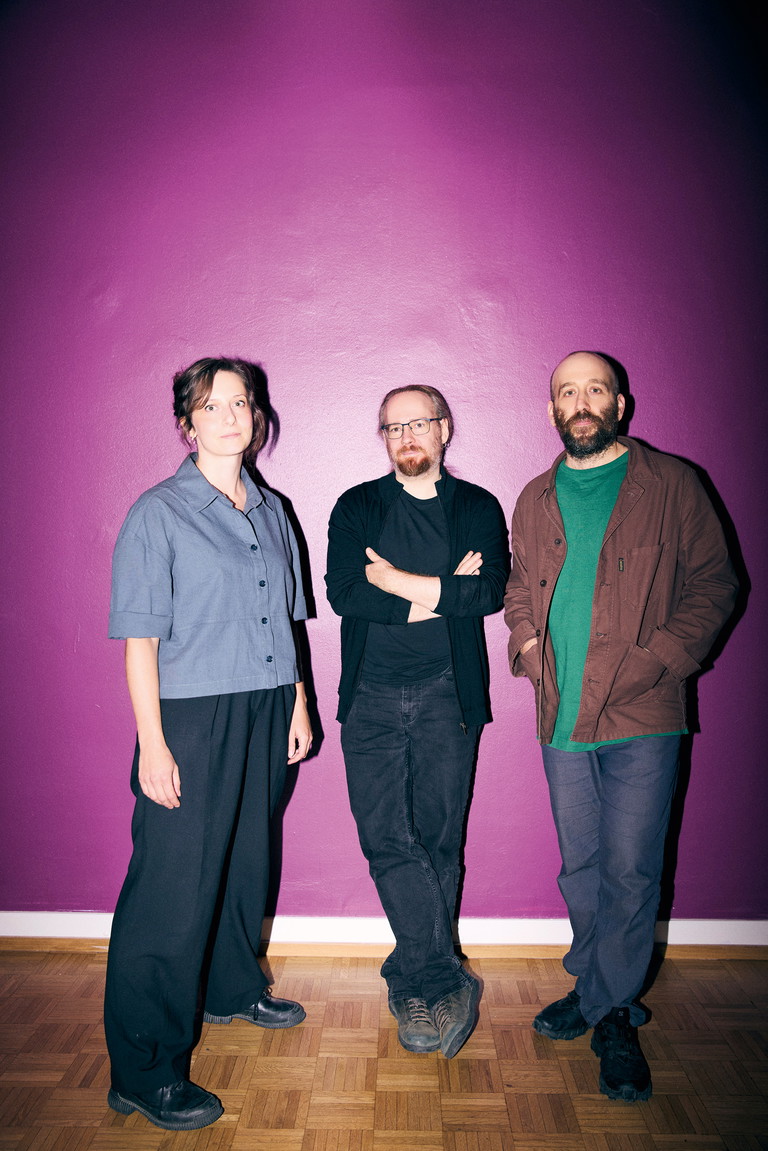 Rosa Wallbrecher (links)
hat das außergewöhnliche
Bühnenbild gestaltet. Simon Windisch (Mitte)
dramatisierte den Text
und führt Regie. Aras Levni Seyhan (rechts)
komponierte die Musik und wird live performen.
