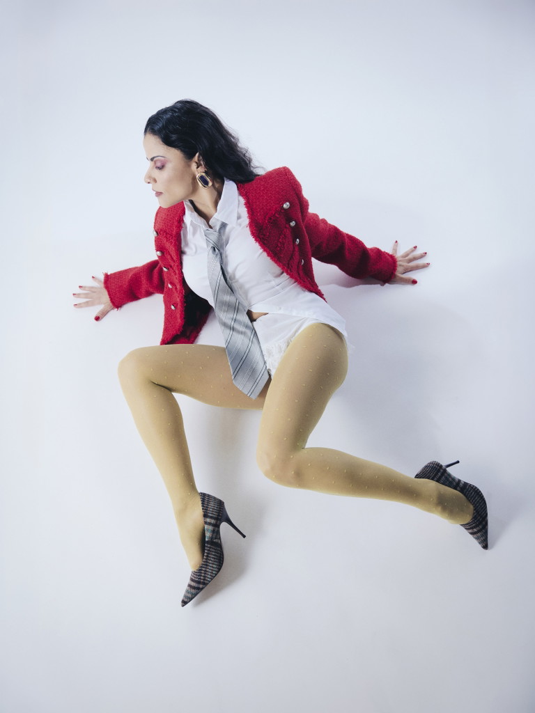 Myrthes MONTEIRO kam in Brasilien zur Welt und wuchs in einer Musikerfamilie auf. Sie studierte Schauspiel, Tanz und Gesang in São Paulo, trat u. a. in „Das Phantom der Oper“ auf und übersiedelte
2007 nach Europa. Im deutschsprachigen Raum war sie u. a. in „Der König der Löwen“, „Cats“, „Aladdin“, „Flashdance“ und „Hamilton“ zu sehen. Ein zentrales Stück ihrer Karriere ist
Leonard Bernsteins „West Side Story“: Myrthes Monteiro spielte sowohl Maria an der Oper
Leipzig als auch Anita am Staatstheater Nürnberg – eine Rolle, die sie bis vor Kurzem auch sehr erfolgreich an der Volksoper verkörperte.