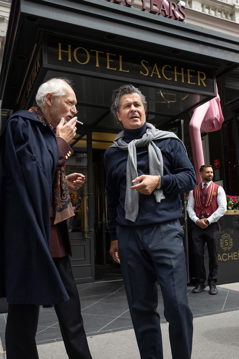 G. Franzmeier und M. Dangl vor dem „Hotel
Sacher“. Hinter den Türen: die „Blaue Bar“.