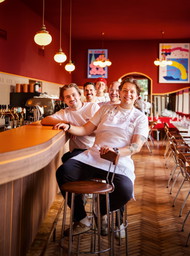 Die jungen Buben im Café