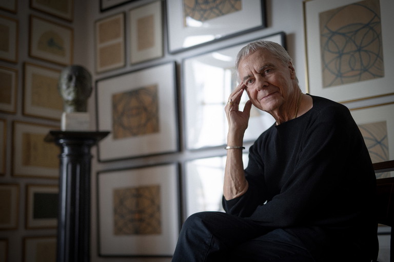 John Neumeiers Stiftung kaufte u. a. die Nijinsky-
Familiensammlung. Links an der Wand: Zeichnungen von
Vaslav Nijinsky.
